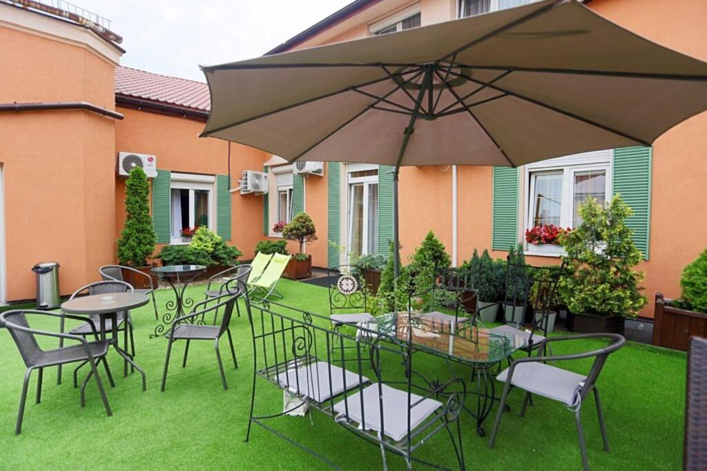 Vonkajšia záhrada v ubytovaní Hotel Wenecki