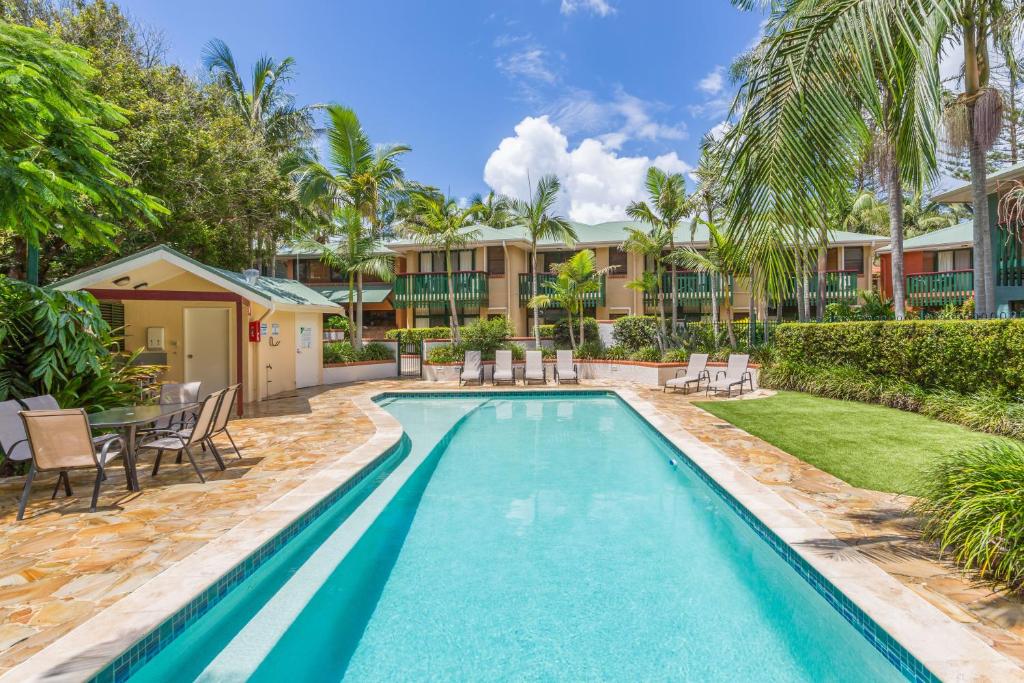 una imagen de una piscina en una villa en The Crest Byron Bay, en Byron Bay