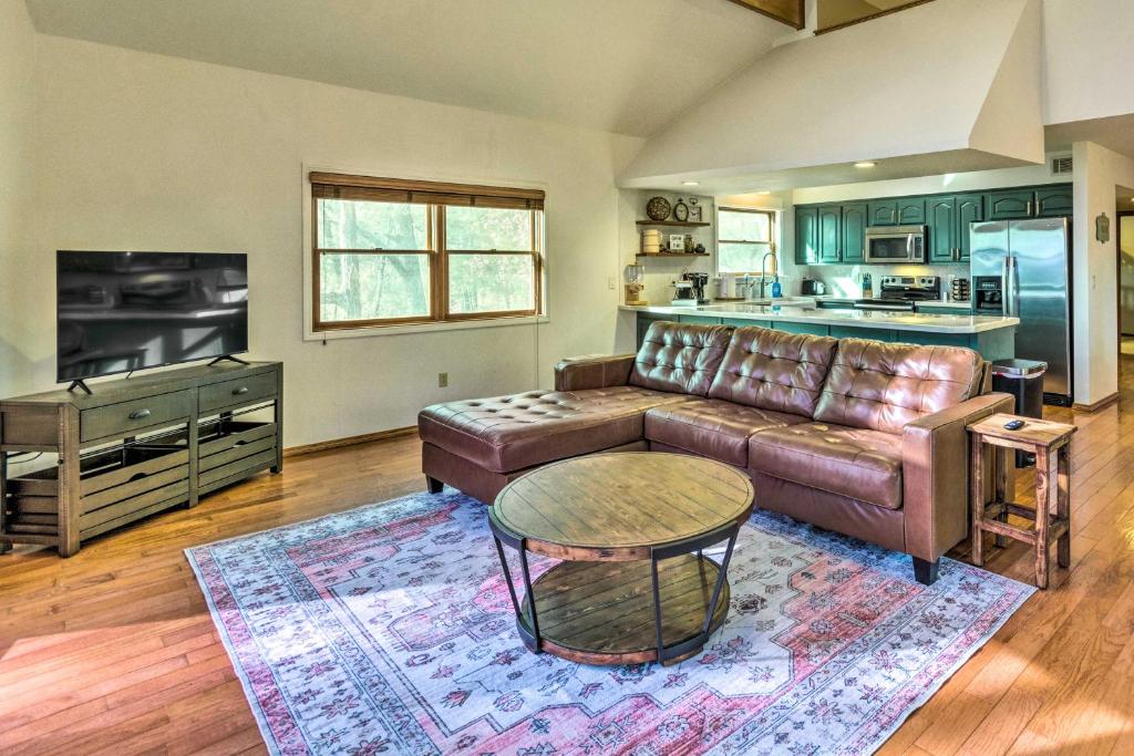 Vacation Home Peaceful Russellville Cabin Close to Lakes!, AR