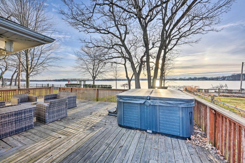 Lakefront Ingleside Home with Dock and Kayaks!, Ingleside Updated