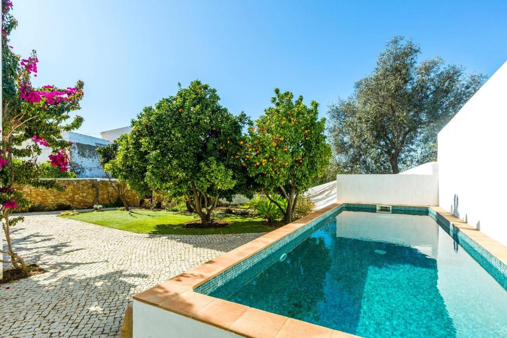 Πισίνα στο ή κοντά στο Pêra Vintage Villa With Pool by Homing