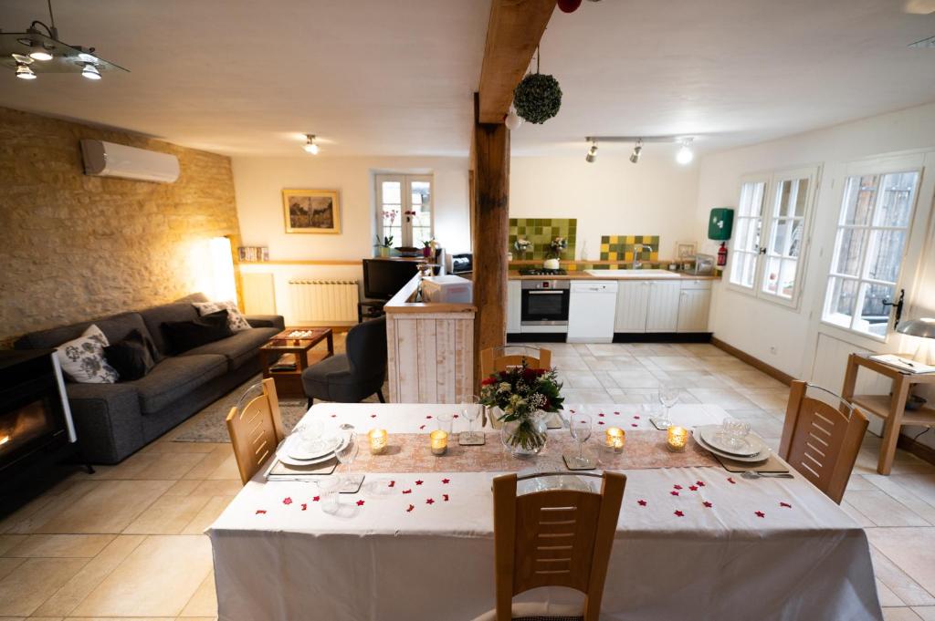 Saint-Crépin-et-Carlucet的住宿－Le Manoir de Carlucet Gite，一间带桌子的客厅和一间厨房