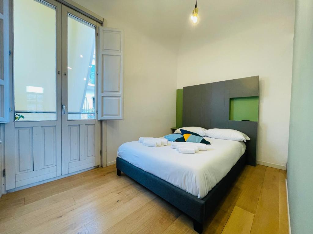 1 dormitorio con cama y ventana grande en Dimora del Mercante en Catania