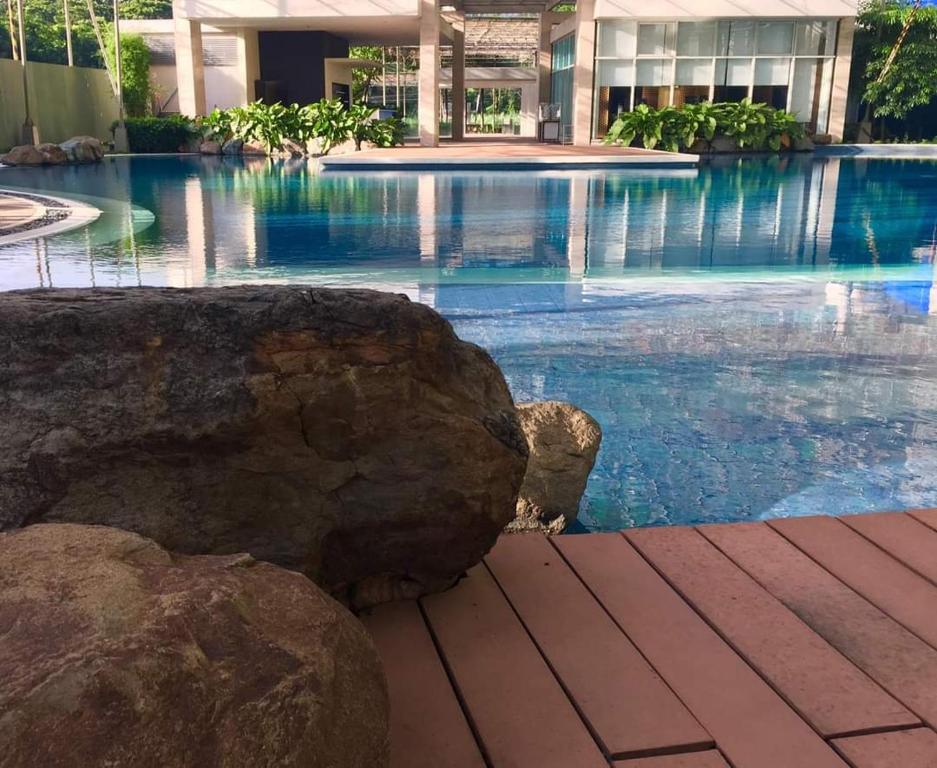 マニラにあるFast Wifi 400 Mbps at Kasara Urban Resort Residences with Netflix and Pool Accessの青い水の建物内の大型スイミングプール