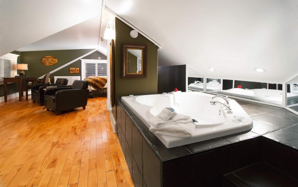 Leaside Manor - Luxe Queen Room
