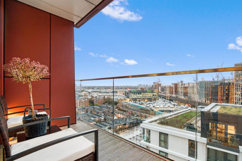 a balcony with a view of a city at Contemporary and Stylish 2 Bed in Nine Elms in London
