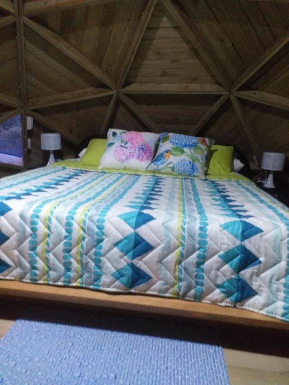 Postel nebo postele na pokoji v ubytování Unique Glamping / Domo Betsaida