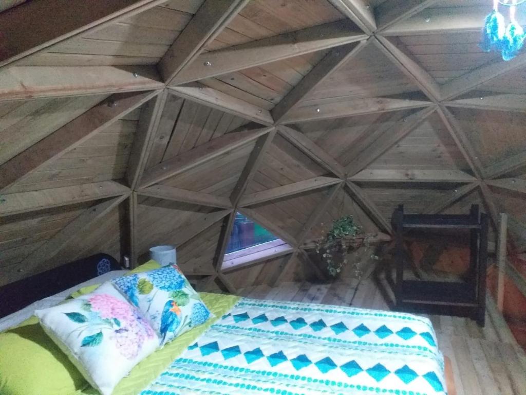 Postel nebo postele na pokoji v ubytování Unique Glamping / Domo Betsaida