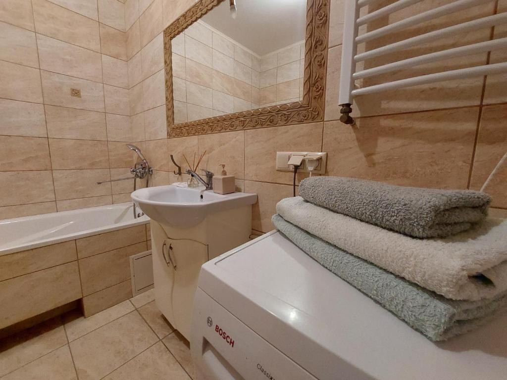 Un baño con lavabo, inodoro y espejo. en Квартира Кравчука 11Б, автостанція, en Teremno