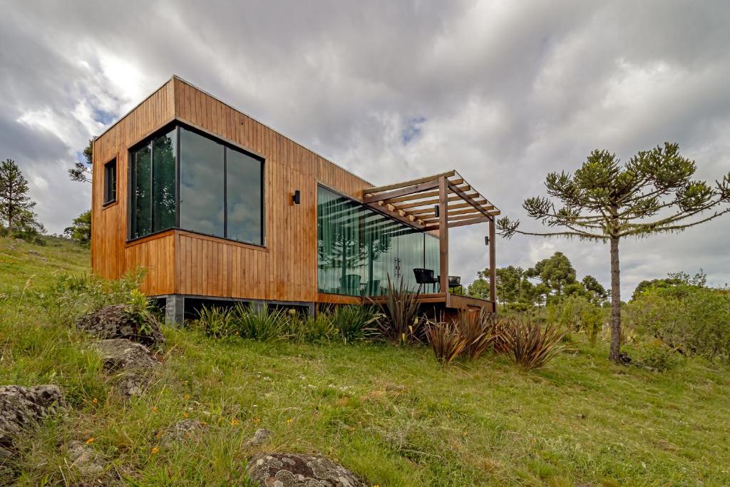 drewniany dom na szczycie wzgórza w obiekcie Refúgio de Altitude w mieście Urupema