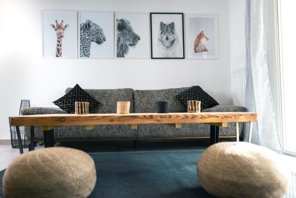 sala de estar con sofá y mesa en La Source Positive en Aix-les-Bains
