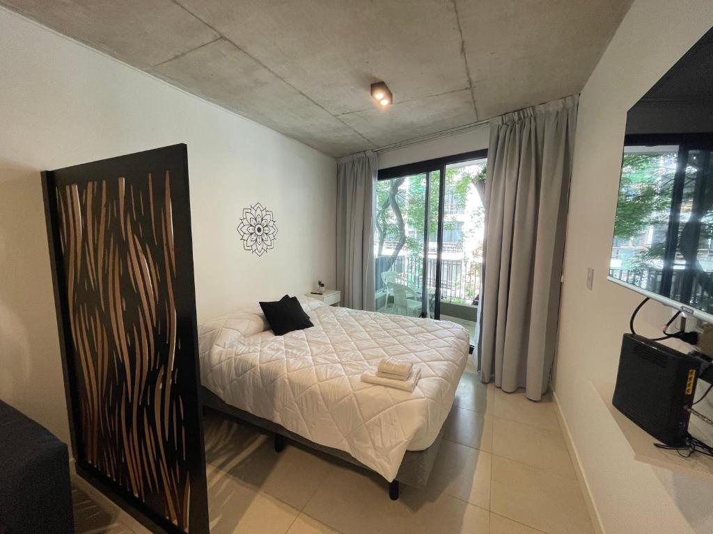 1 dormitorio con cama y ventana grande en Lovely studio in Alto Palermo 4A en Buenos Aires