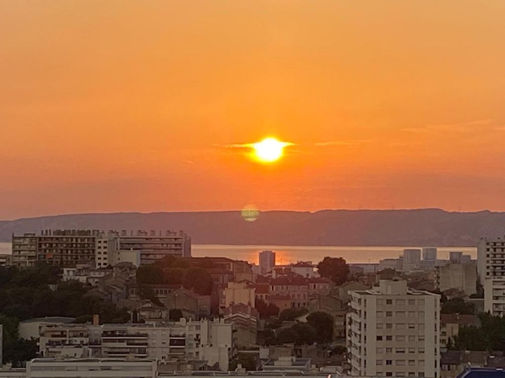 - une vue sur la ville au coucher du soleil dans l'établissement Côté mer, à Marseille