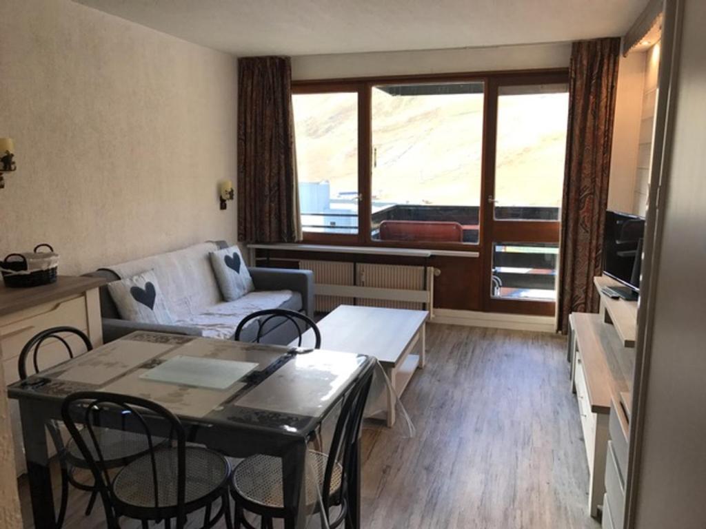 un salon avec une table et un canapé dans l'établissement Studio rénové à Tignes, proche pistes, wifi gratuit - FR-1-449-1, à Tignes