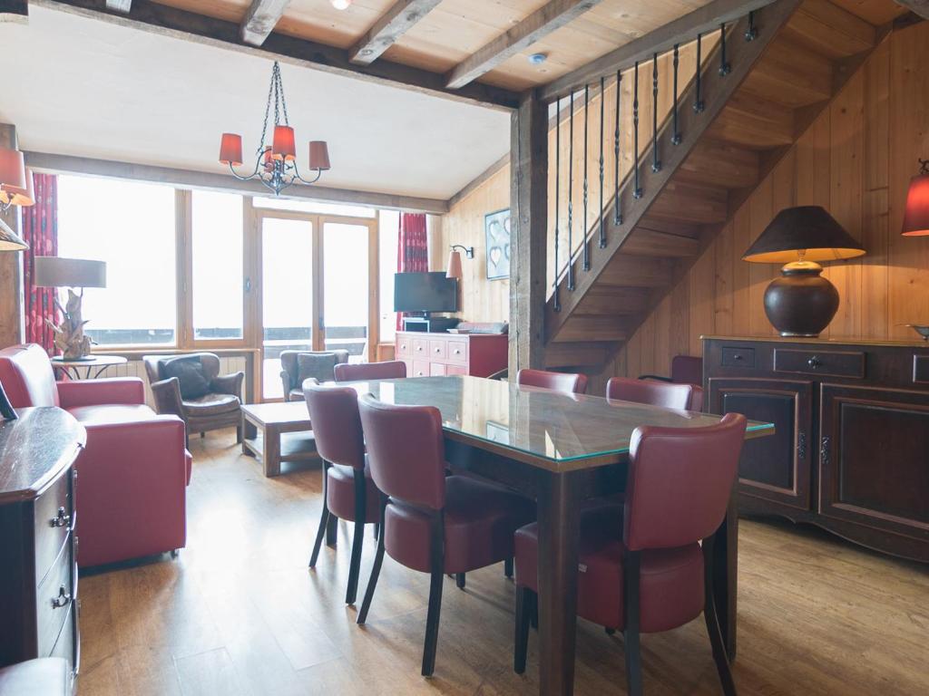 a dining room with a table and chairs at Appartement Tignes, 3 pièces, 7 personnes - FR-1-449-36 in Tignes