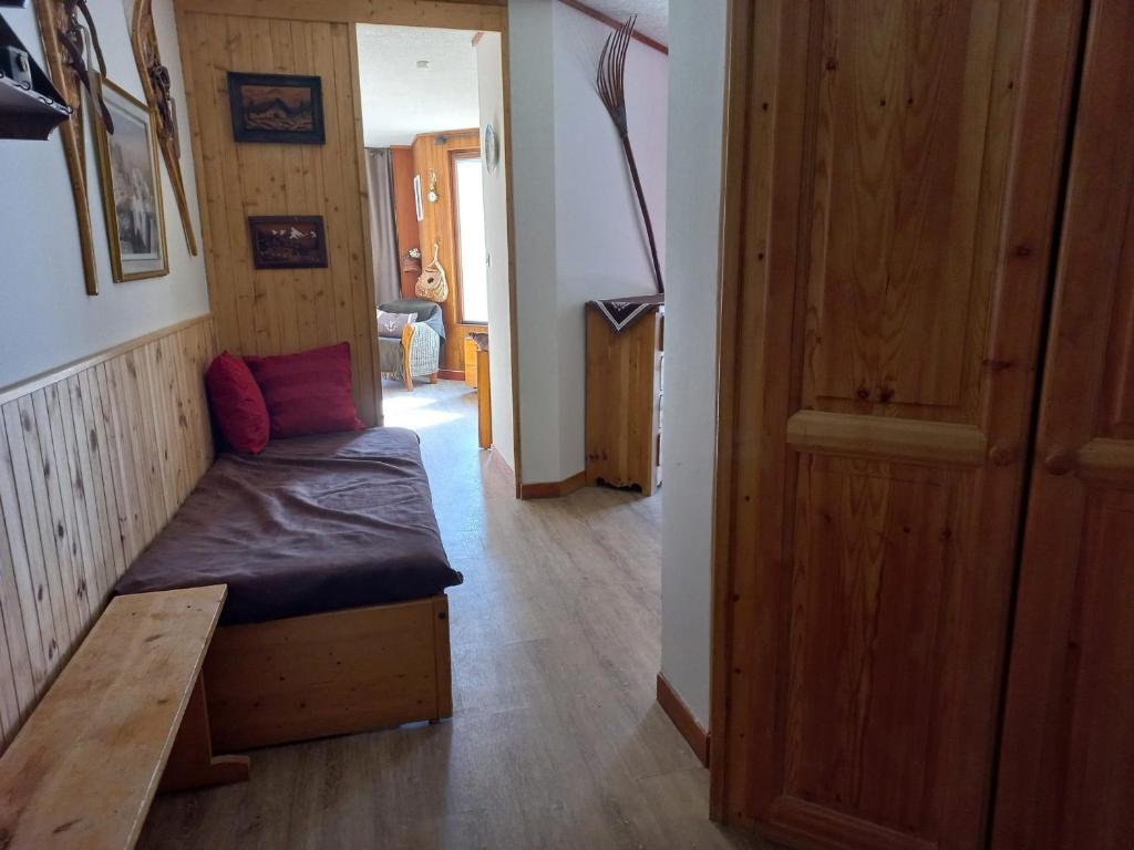 ティーニュにあるAppartement Tignes, 2 pièces, 5 personnes - FR-1-449-159のソファと廊下が備わる小さな客室です。