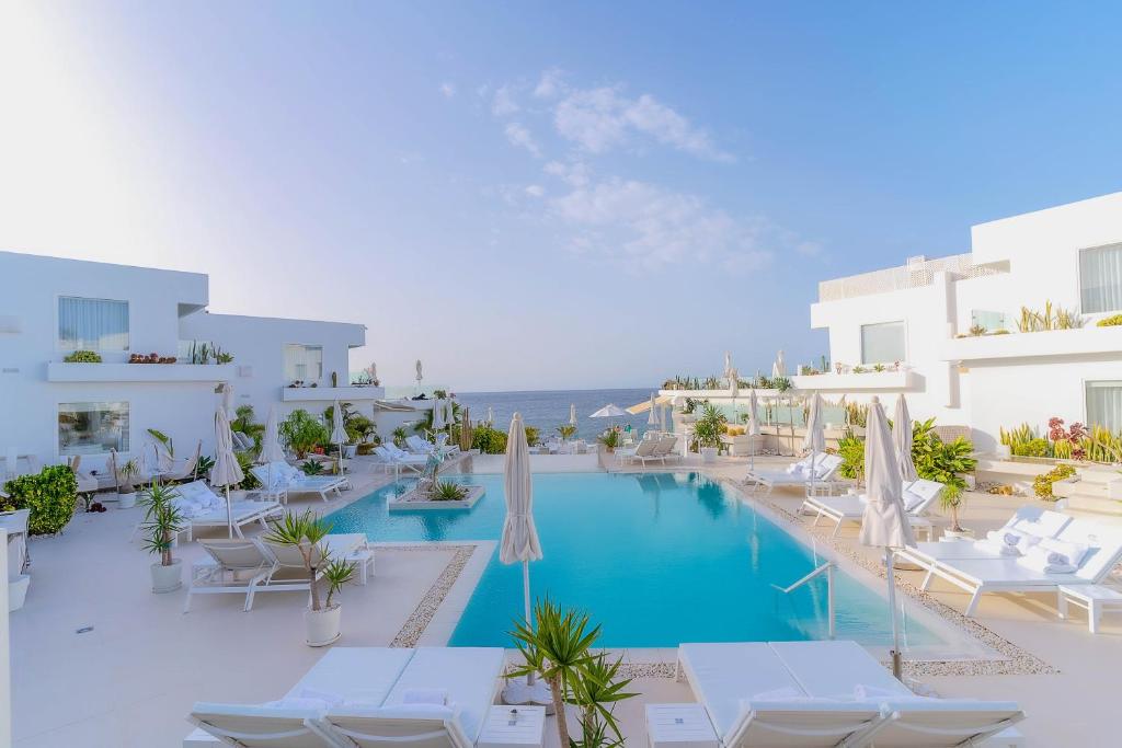 una imagen de una piscina en un complejo en Lani's Suites de Luxe - Adults Only en Puerto del Carmen