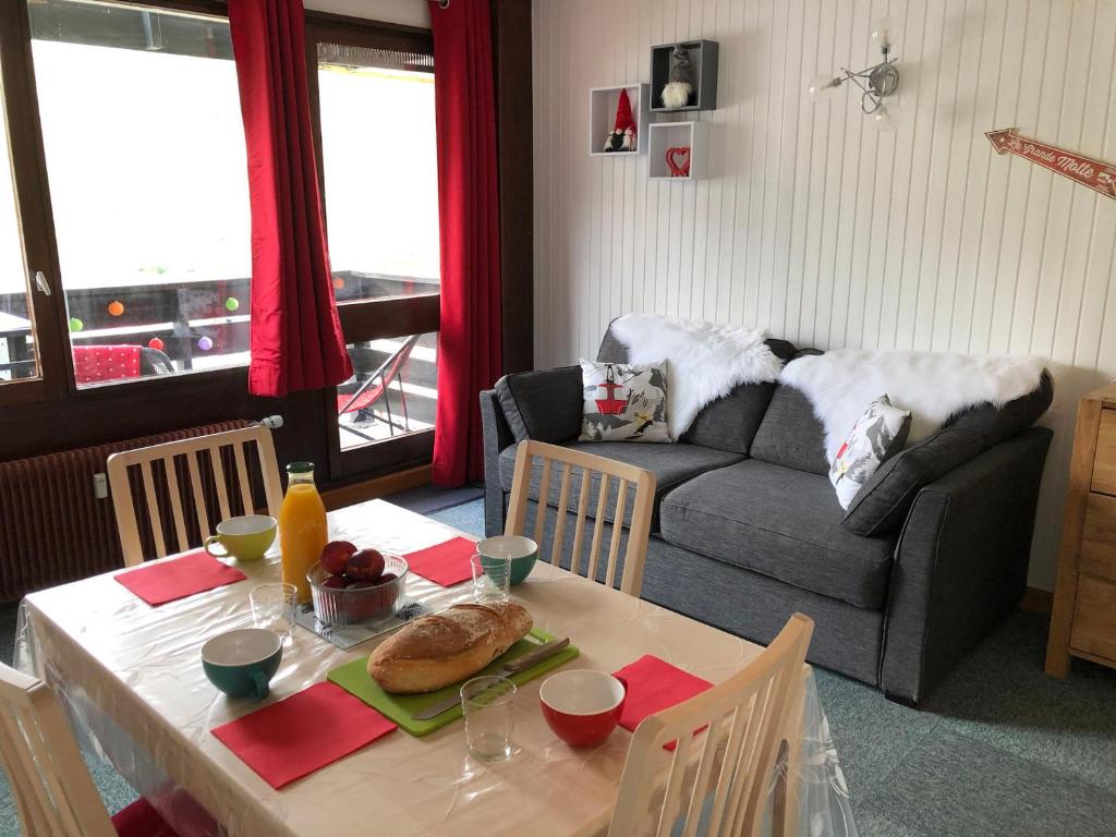 un salon avec une table et un canapé dans l'établissement Studio 3 Étoiles à Tignes - Balcon Sud/Ouest, WIFI, TV, Idéal 4 Pers - FR-1-449-165, à Tignes