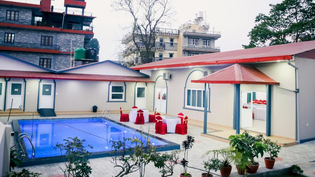 Bazén v ubytování Hotel Utsab Himalaya nebo v jeho okolí