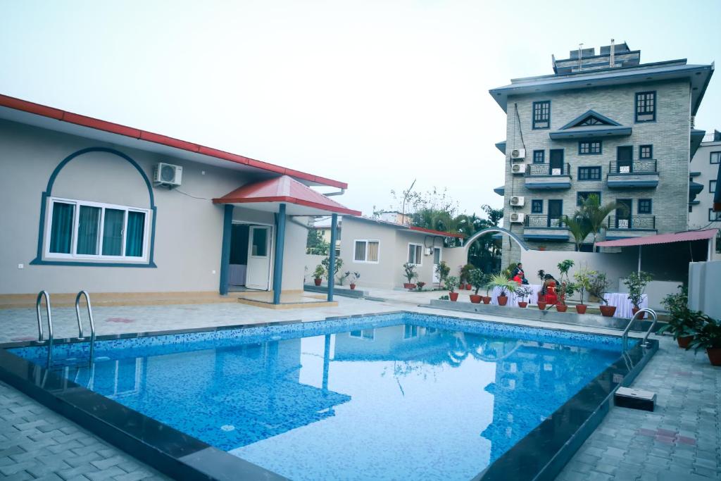 Bazén v ubytování Hotel Utsab Himalaya nebo v jeho okolí