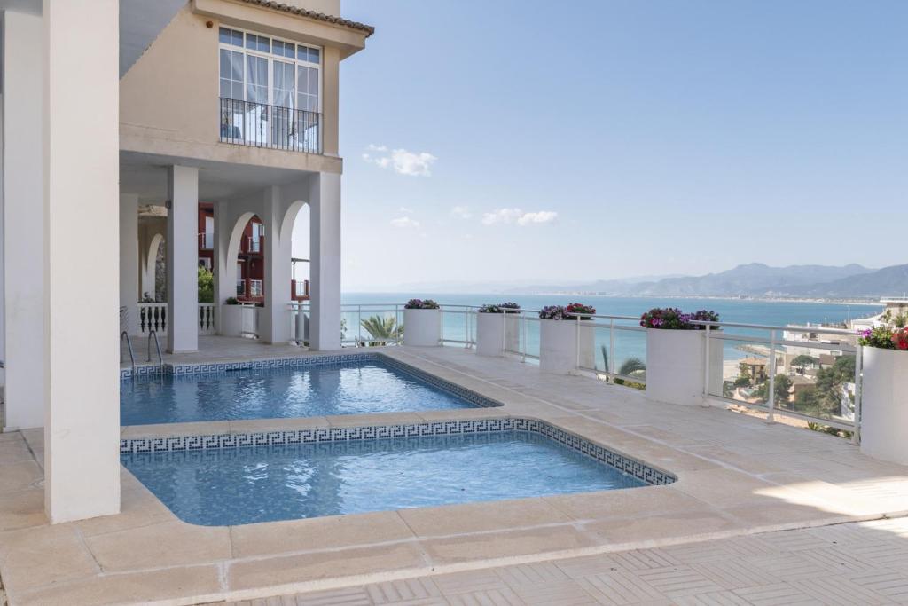 une maison avec une piscine sur un balcon dans l'établissement Villas Cap Blanc Ii, Pta 11, à Cullera