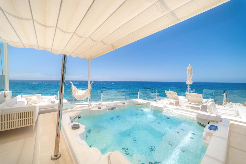 Lani's Suites de Luxe - Jacuzzi privado exterior en Puerto del Carmen