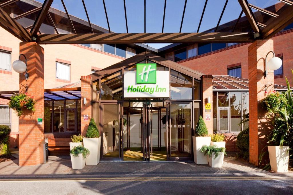 a building with the entrance to a monday inn at Holiday Inn Leamington Spa - Warwick, an IHG Hotel in Leamington Spa