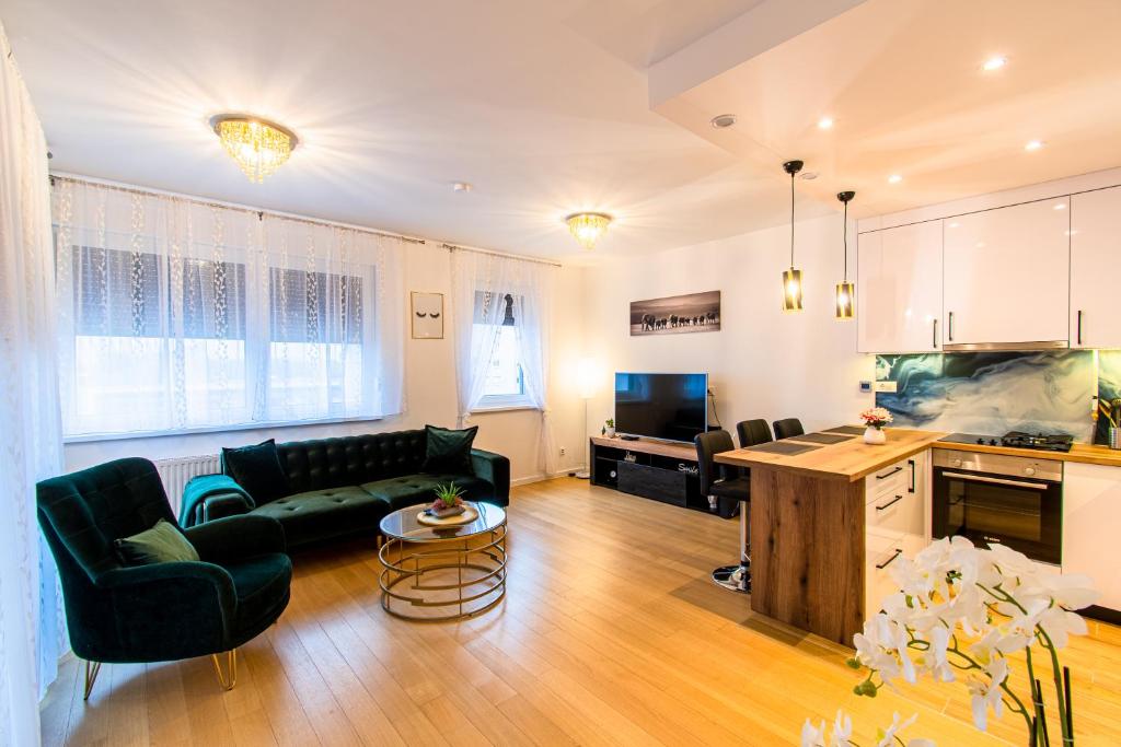 ein Wohnzimmer mit einem Sofa und einem Tisch in der Unterkunft Flexible SelfCheckIns 38 - Zagreb - Garage - Loggia - New - Luxury - in Zagreb