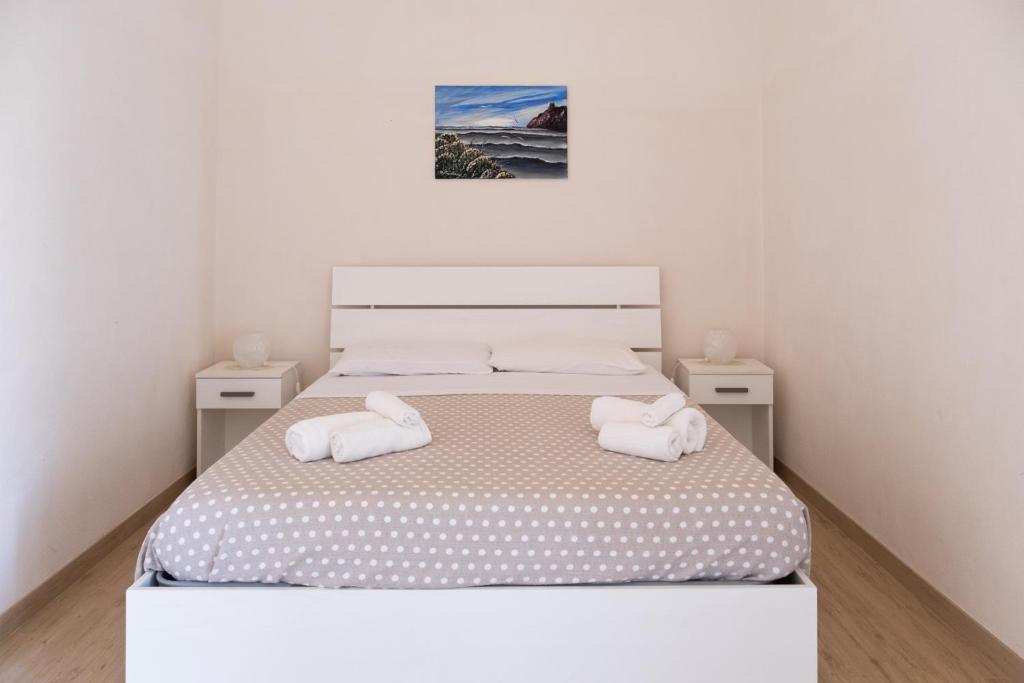 ein Schlafzimmer mit einem Bett mit zwei Handtüchern darauf in der Unterkunft agriturismo masseria pallanzano in Otranto
