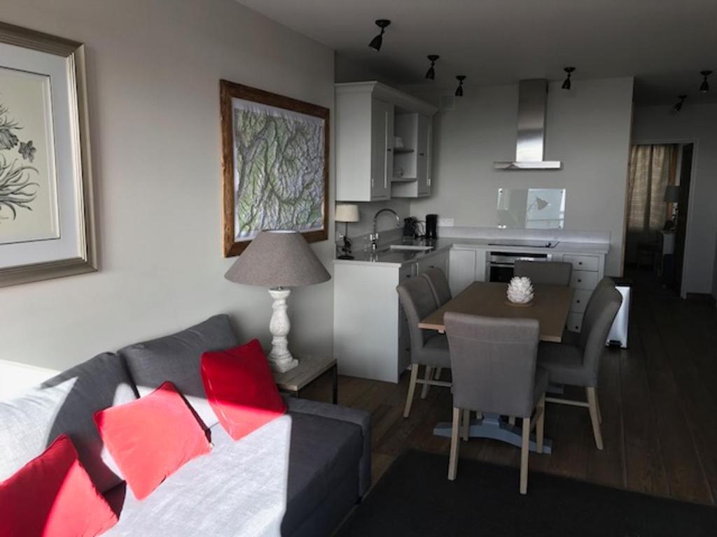 Appartement Tignes, 3 pièces, 6 personnes - FR-1-449-50にあるシーティングエリア