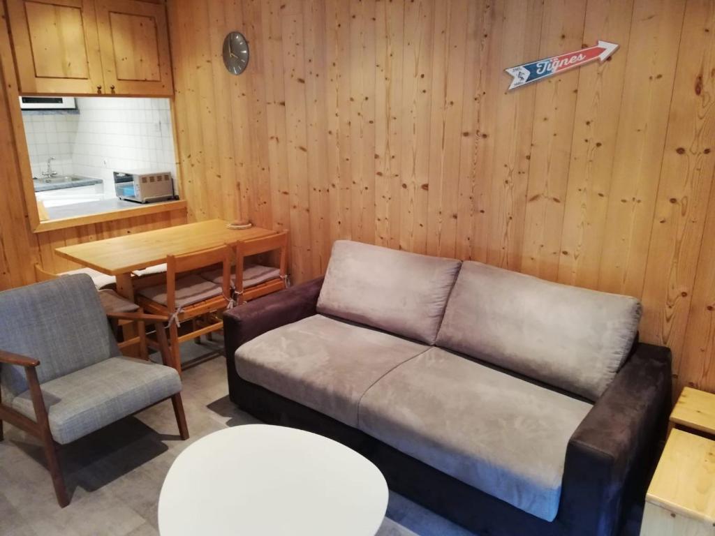 salon z kanapą i stołem w obiekcie Appartement Tignes, 2 pièces, 6 personnes - FR-1-449-57 w mieście Tignes