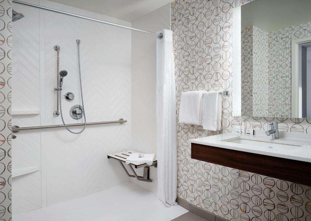 Holiday Inn & Suites Boston Peabody, an IHG Hotel - 