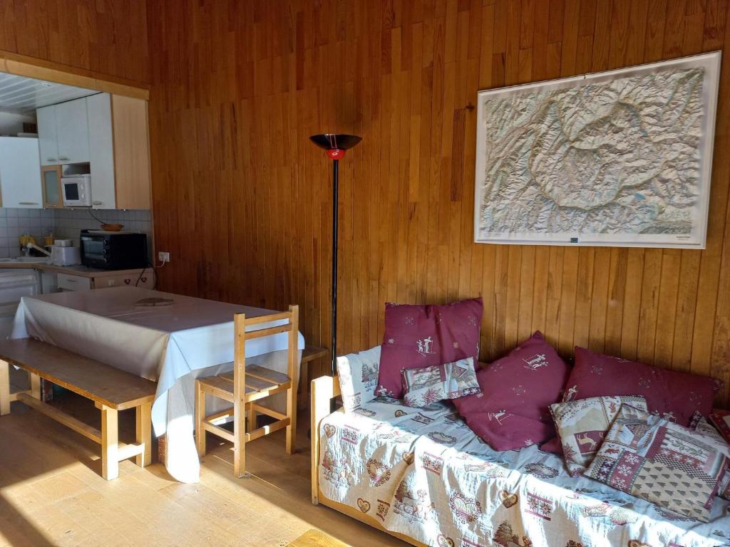 uma sala de estar com um sofá e uma mesa em Appartement Tignes, 4 pièces, 8 personnes - FR-1-449-94 em Tignes