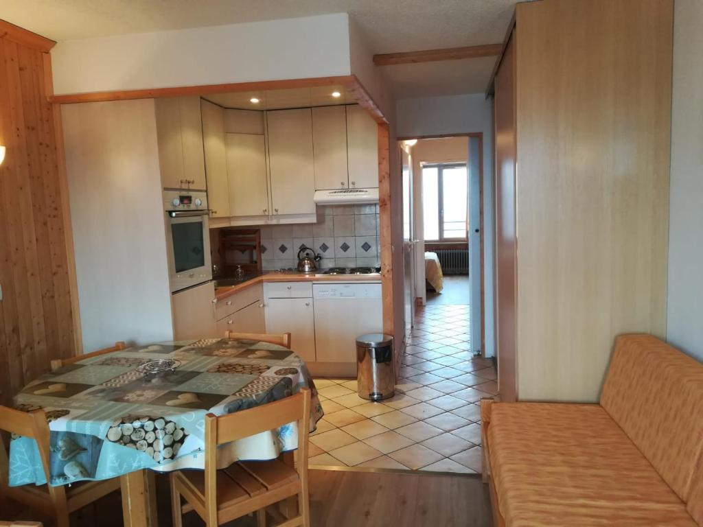 a kitchen with a table and a dining room at Appartement Tignes, 2 pièces, 5 personnes - FR-1-449-137 in Tignes