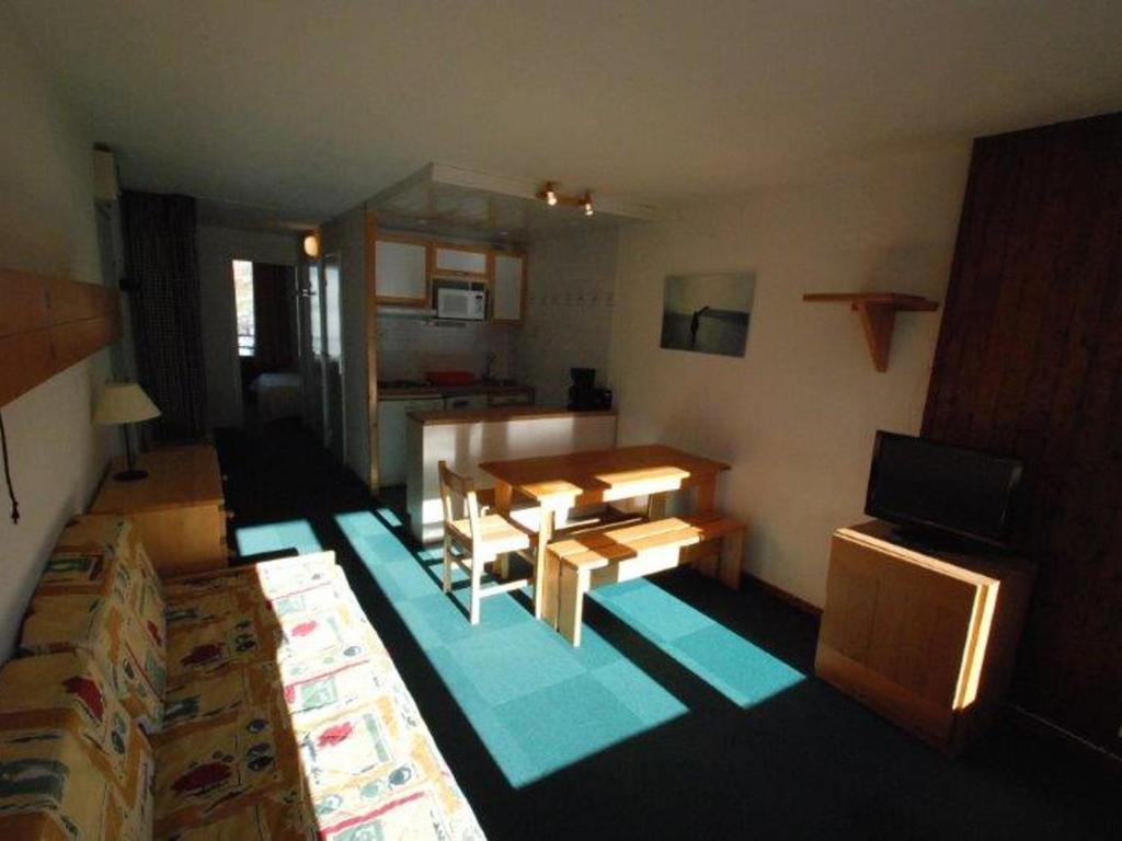 un salon avec une table et un canapé dans l'établissement Charmant 2 pièces, balcon sud/ouest, coeur de Tignes, Wi-Fi, proche commerces - FR-1-449-148, à Tignes