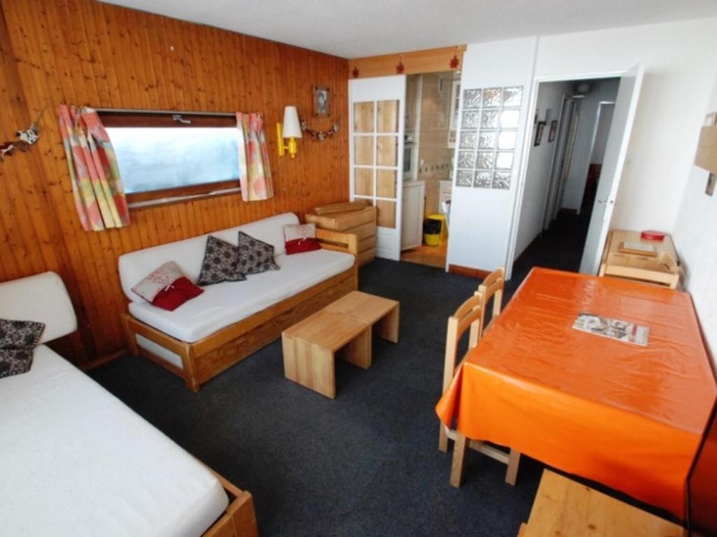 Cette petite chambre comprend un lit et une table. dans l'établissement Appartement Tignes, 2 pièces, 5 personnes - FR-1-449-147, à Tignes
