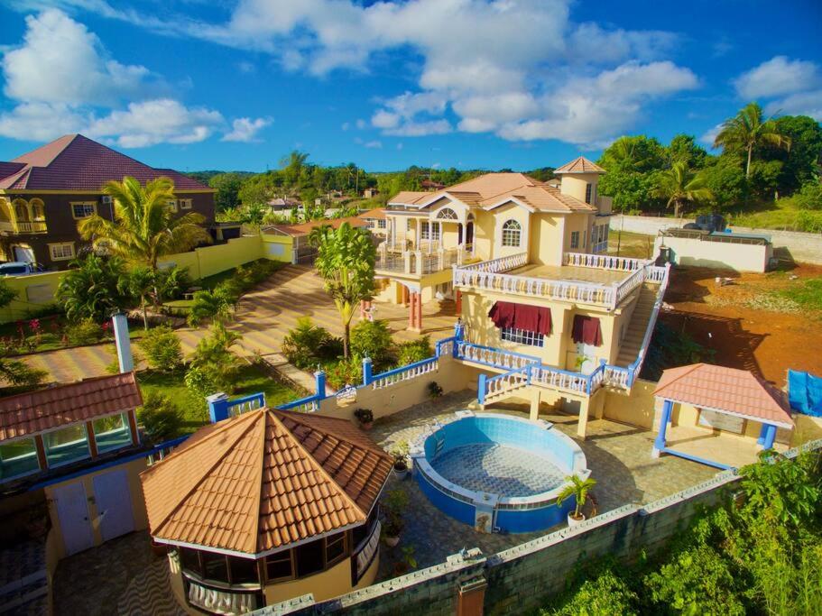 Tropical Resort style Villa w/ pool, Knockpatrick, Jamaica