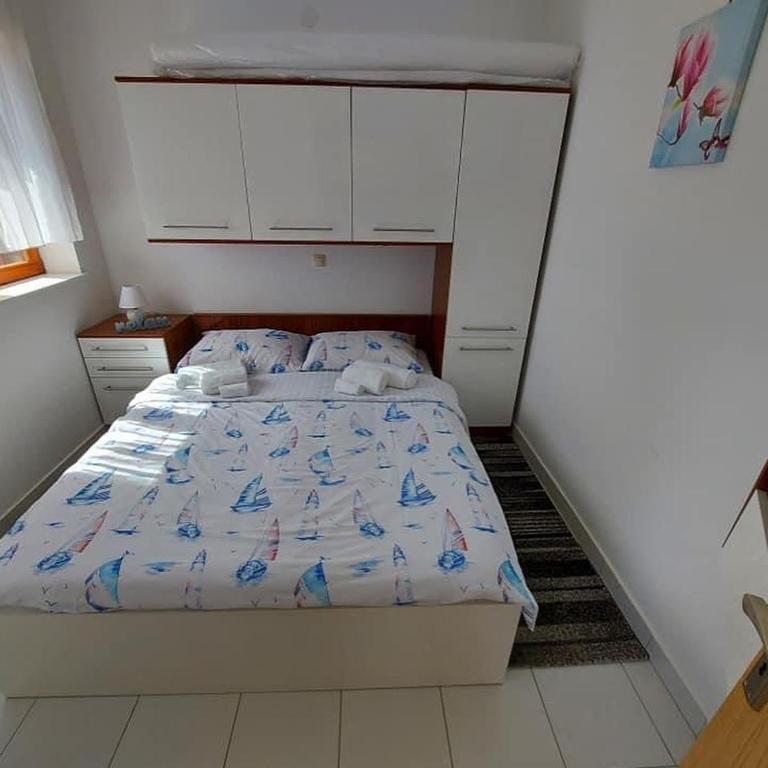 Ein Bett oder Betten in einem Zimmer der Unterkunft Apartments Hrestak