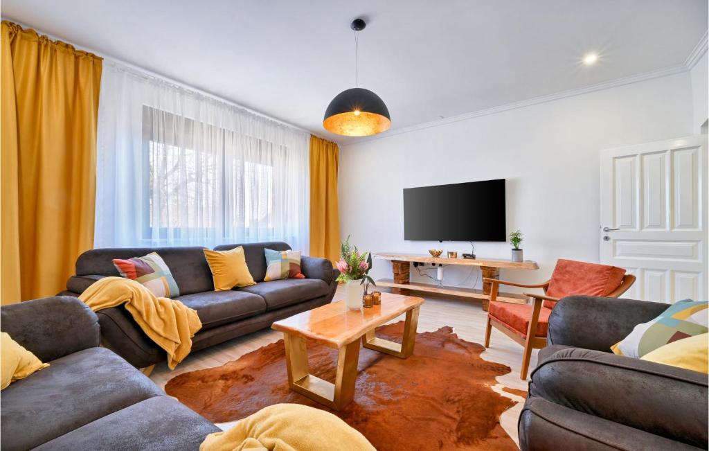 Televízia a/alebo spoločenská miestnosť v ubytovaní 2 Bedroom Cozy Home In Gornja Ploscica