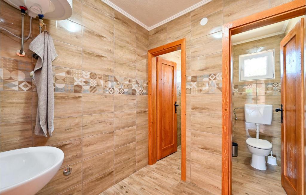 Kúpeľňa v ubytovaní 2 Bedroom Cozy Home In Gornja Ploscica