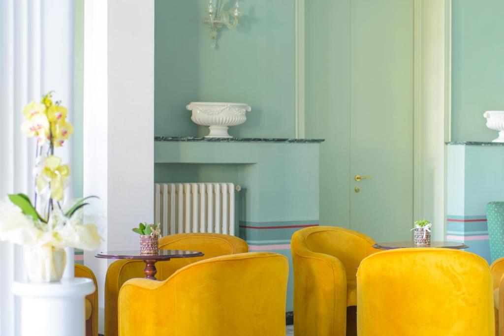 A seating area at Palace Hotel Domus Mea Riccione