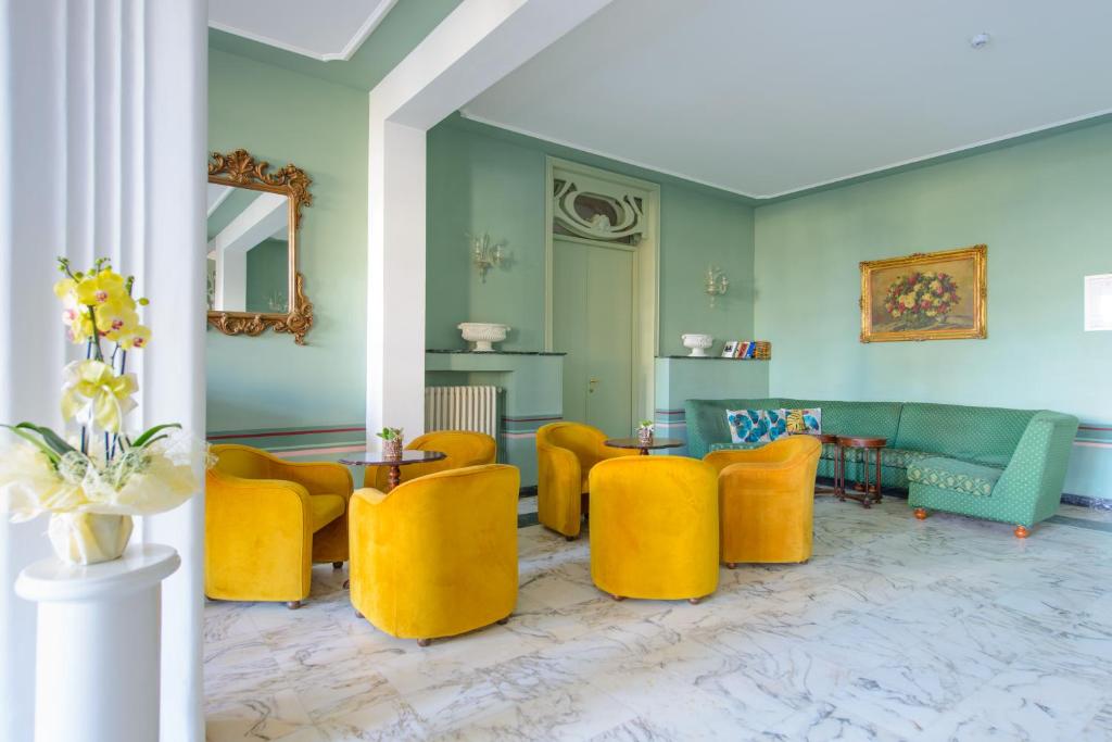 A seating area at Palace Hotel Domus Mea Riccione