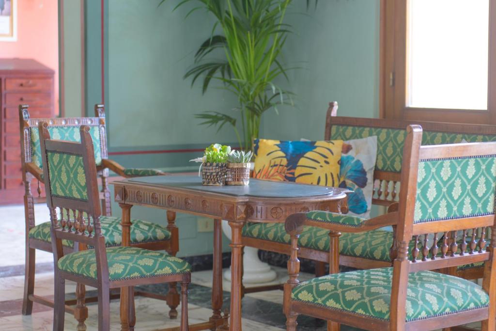 A seating area at Palace Hotel Domus Mea Riccione