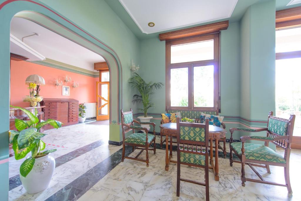 A seating area at Palace Hotel Domus Mea Riccione