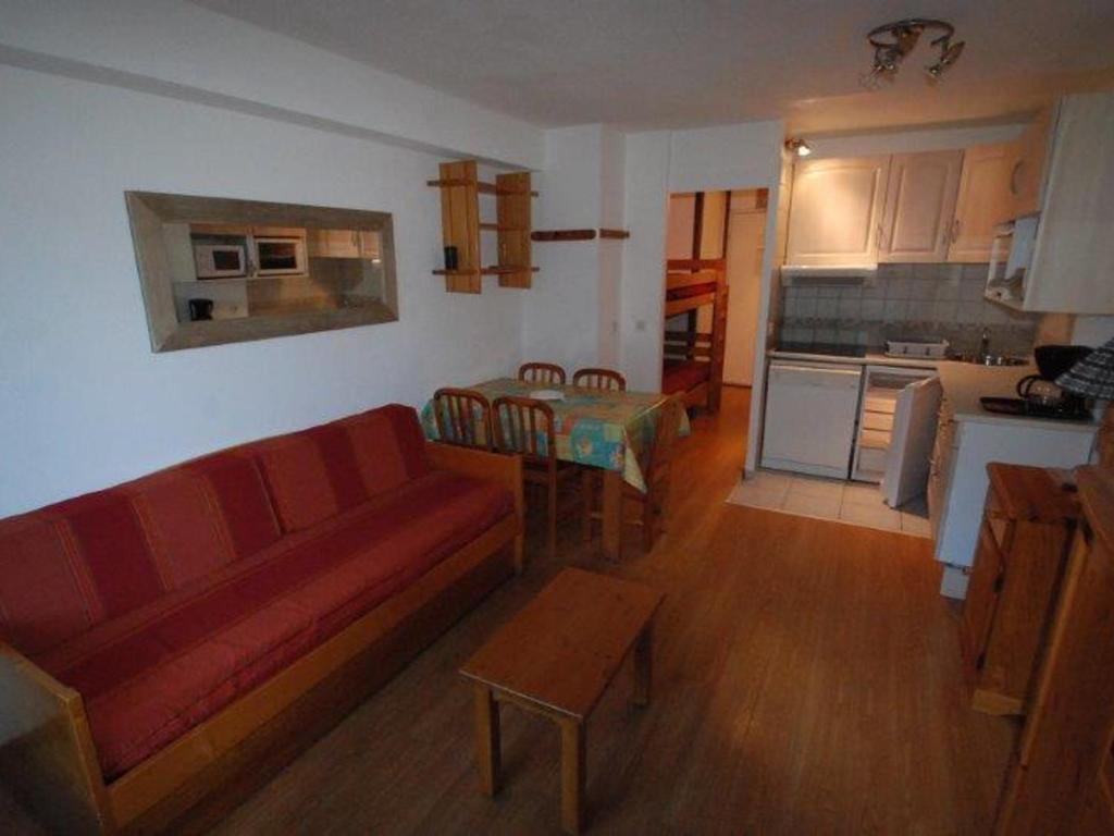 ティーニュにあるStudio Tignes, 1 pièce, 4 personnes - FR-1-449-8のリビングルーム(赤いソファ付)、キッチン