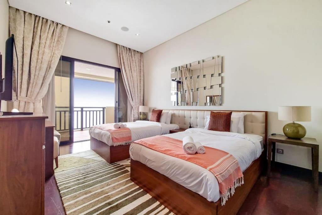 Postel nebo postele na pokoji v ubytování Royal Amwaj Residences North - Vibrant Two Bedroom