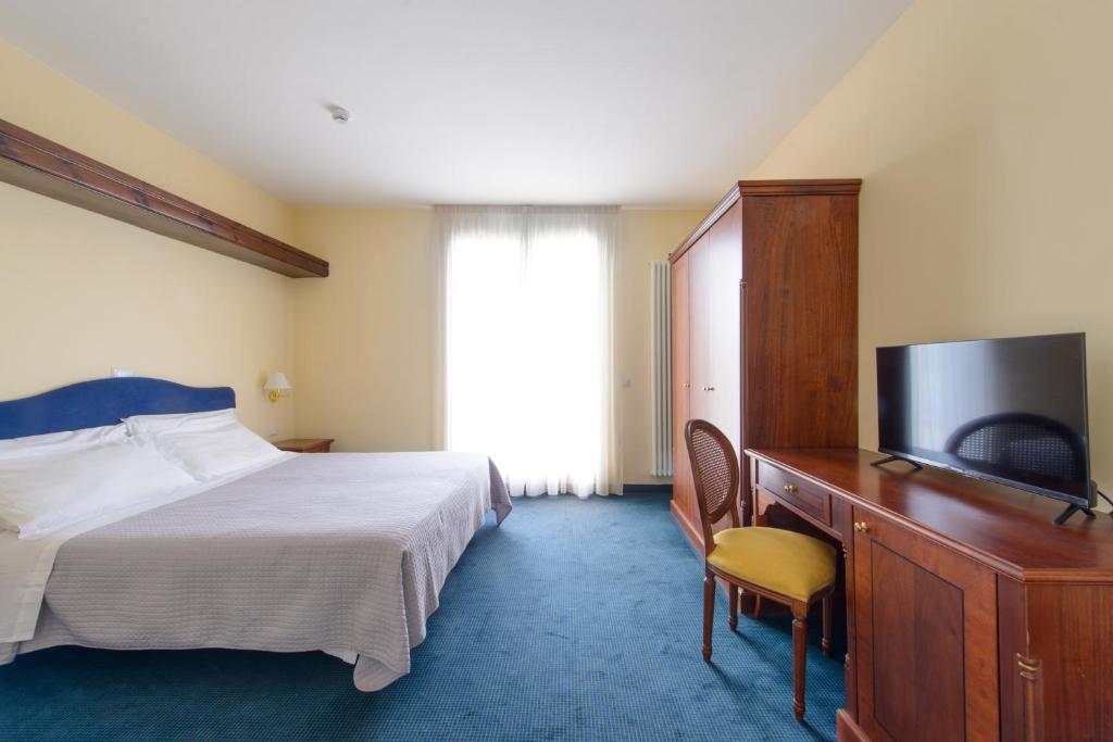 A television and/or entertainment centre at Palace Hotel Domus Mea Riccione