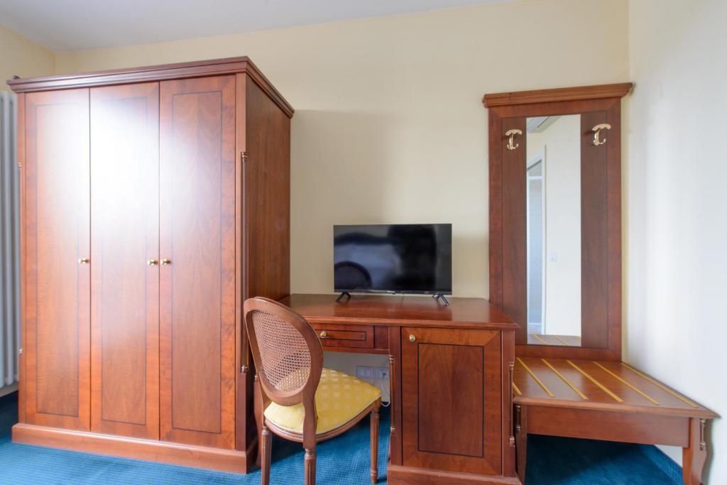 A television and/or entertainment centre at Palace Hotel Domus Mea Riccione