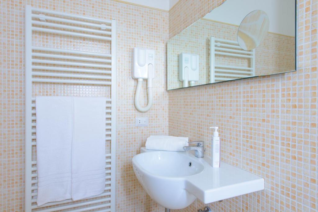 A bathroom at Palace Hotel Domus Mea Riccione