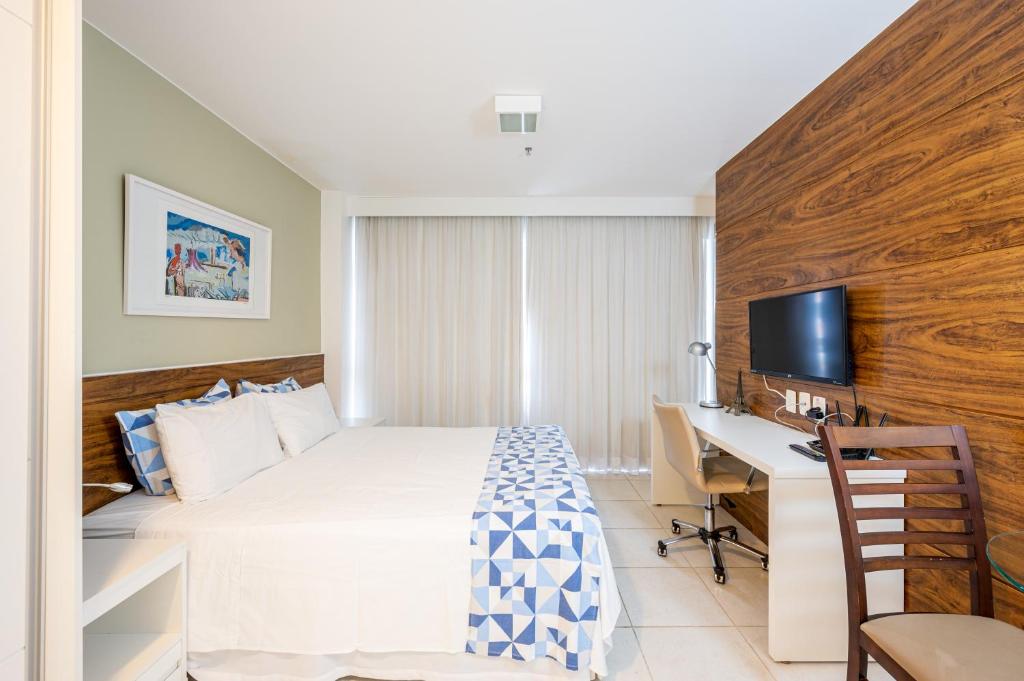 Habitación de hotel con cama y escritorio en Flat fusion 16 + garagem, en Brasilia